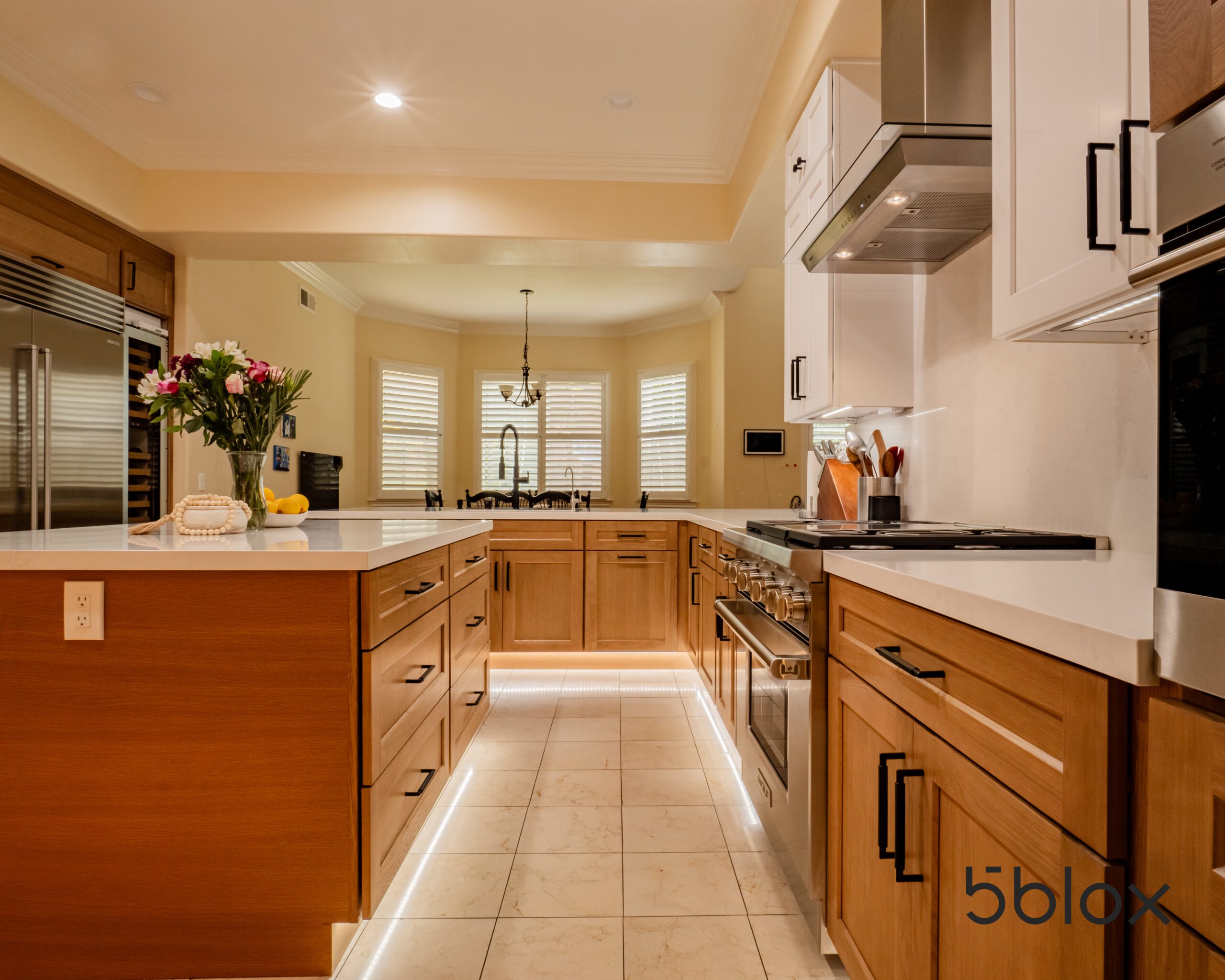 two-toned cabinets