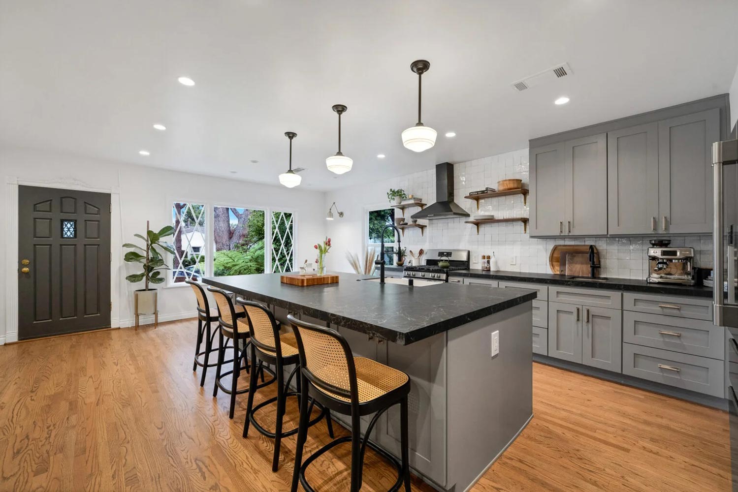 Modern Los Angeles interior design for a bright, contemporary living space